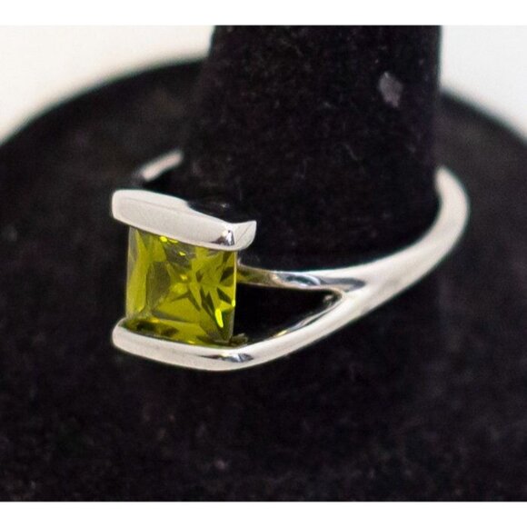 Size 8, Vintage Art Deco Square Green Faux Gem Silver Tone Ring - A23 - Picture 1 of 3